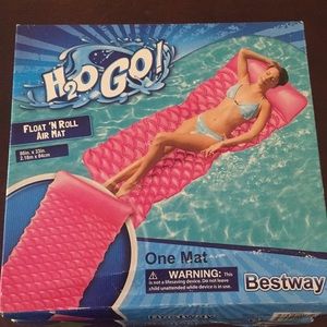 Pool Accessory Lot: 2 Float Mats & 2 Drink Holders